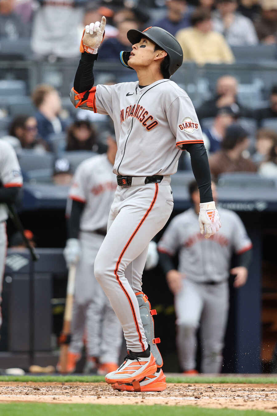 ▲ 이정후는 14일(한국시간) 미국 뉴욕주 브롱스 양키스타디움에서 열린 2025 메이저리그 뉴욕 양키스와 3연전 마지막 경기에 3번 타자 중견수로 선발 출전해 연타석 홈런을 터뜨렸다. 홈 플레이트를 밟으며 세리머니하는 이정후.  ⓒ연합뉴스/AP