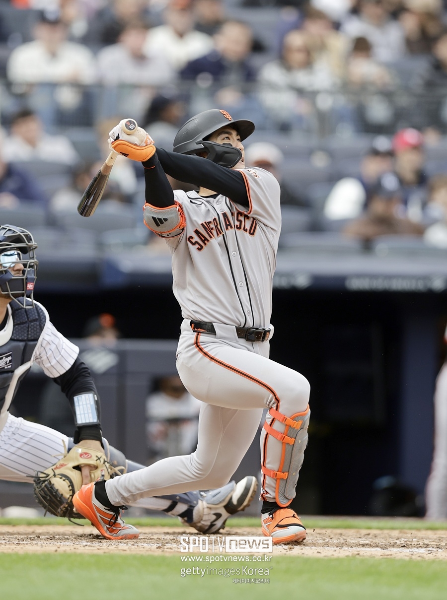 ▲ 타격하는 이정후.