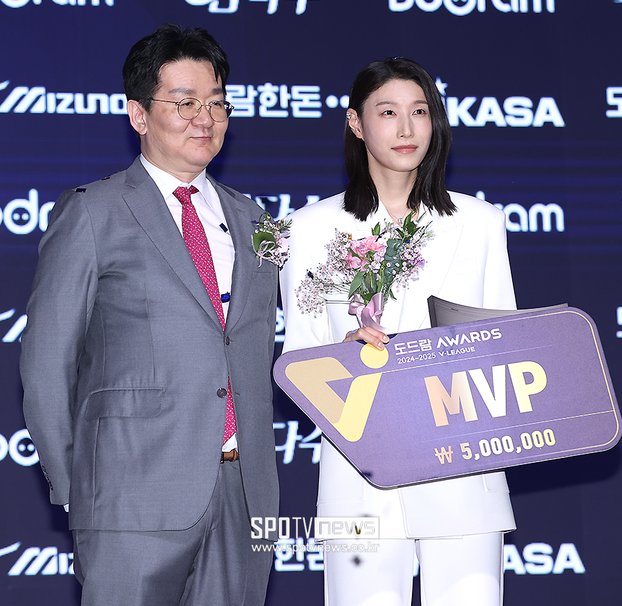 ▲ 김연경 조원태 총장 ⓒ곽혜미 기자