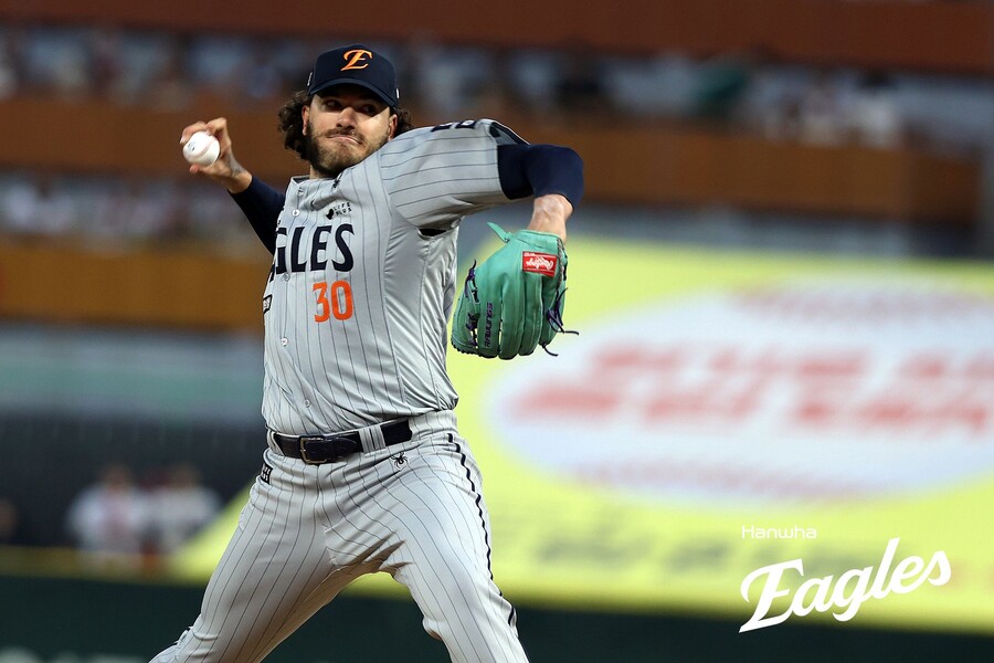 ▲ 7이닝 동안 무려 12개의 삼진을 잡아내며 팀의 투수전 승리를 이끈 코디 폰세 ⓒ한화이글스