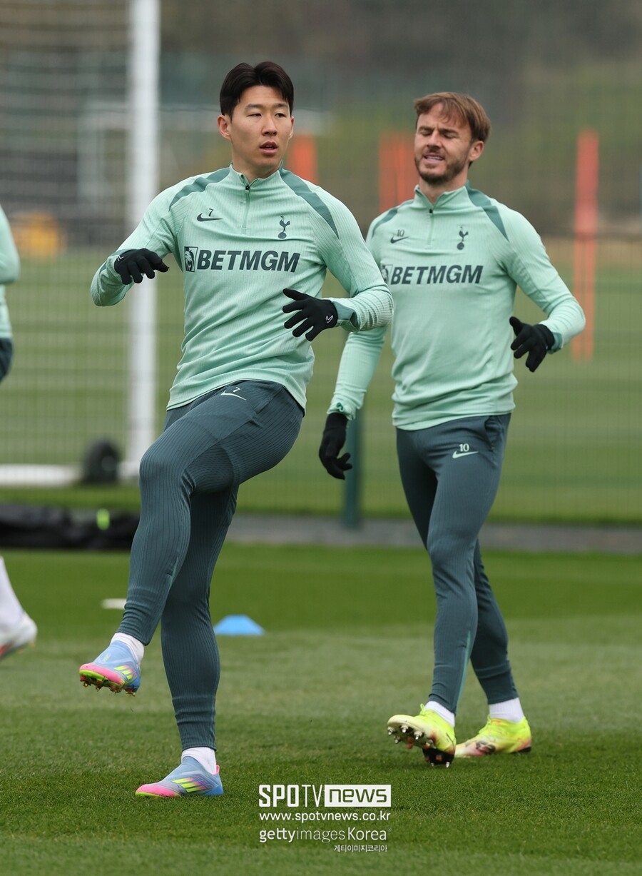 ▲ 손흥민이 결장하자마자 시작부터 2골을 내주며 승기를 잃은 토트넘은 뒤늦게 마티스 텔이 추격골을 터뜨렸지만 다시 울버햄튼에 실점하며 무너졌다. 이후에도 계속 골을 주고받는 공방전을 펼친 끝에 4실점으로 고개를 숙였다.