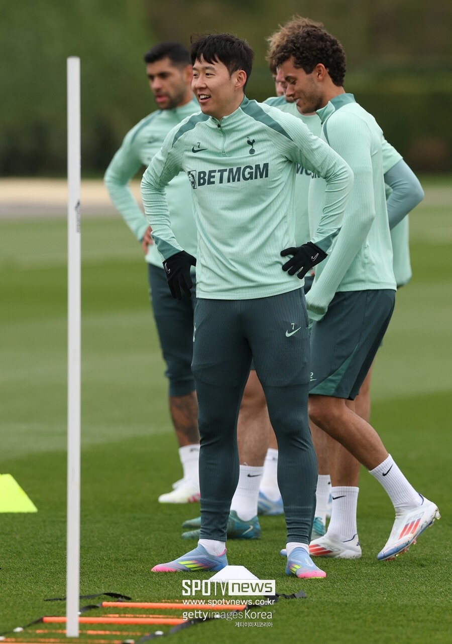 ▲ 손흥민이 시즌 대부분을 부진했다고 비판하던 목소리가 사라졌다. 포스테코글루 감독부터 손흥민을 찾는다. 그는 울버햄튼과 경기 전부터 "프랑크푸르트와 2차전은 120분 경기가 될 수 있다. 그래서 모든 선수가 준비되어야 한다"라고 손흥민 제외 배경을 설명했다.