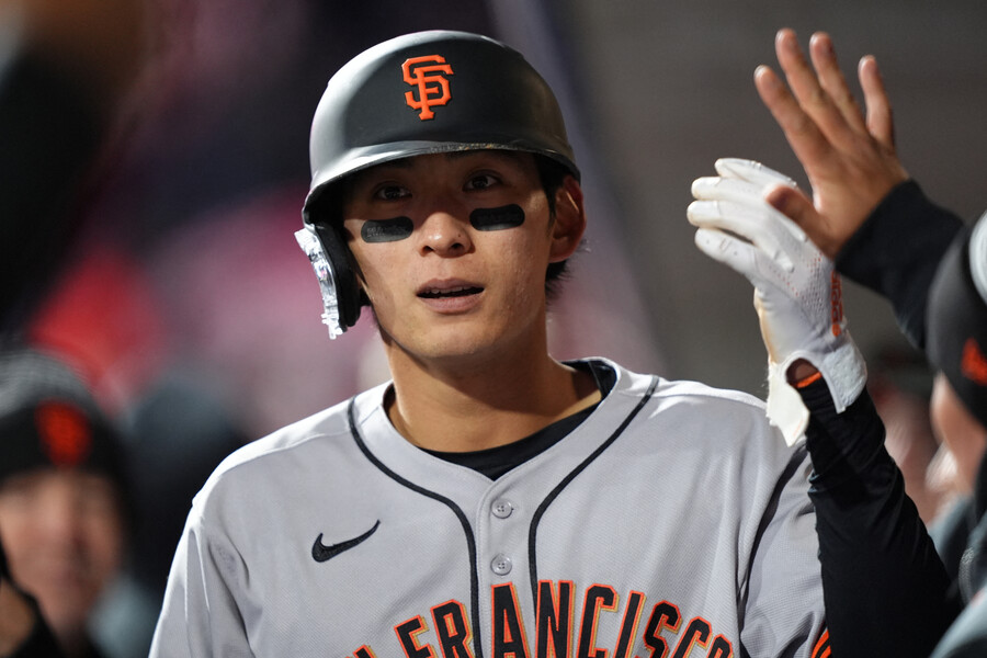 ▲ 17일(한국시간) 미국 펜실베이니아주 시티즌스뱅크파크에서 열린 2025 메이저리그 필라델피아 필리스와 경기에서 득점하고 더그아웃에서 축하받는 이정후. ⓒ연합뉴스