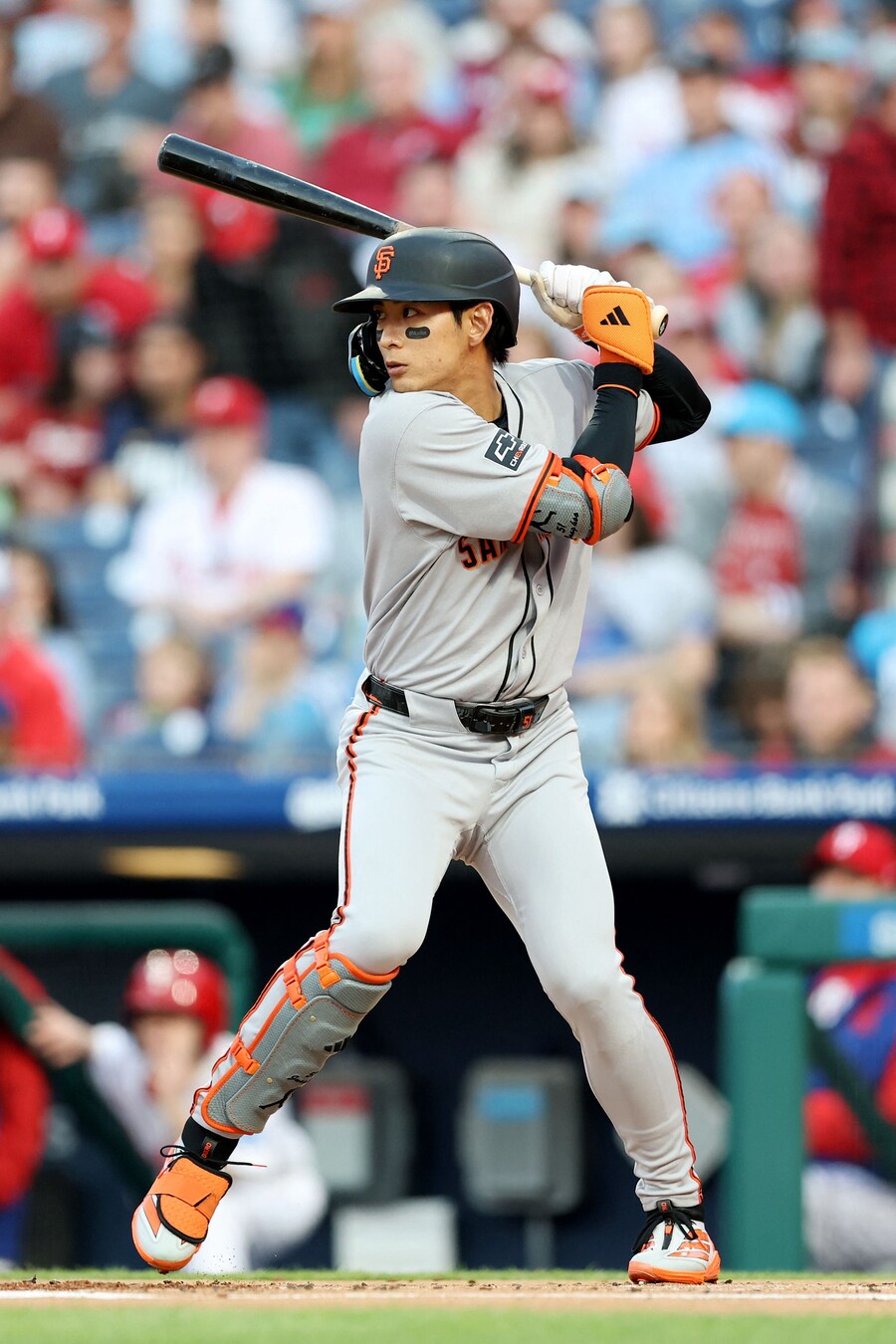▲ 지난 16일(한국시간) 미국 펜실베이니아주 시티즌스뱅크파크에서 열린 2025 메이저리그 샌프란시스코와 필라델피아 필리스 경기. 타격을 준비하는 이정후. ⓒ연합뉴스/AFP