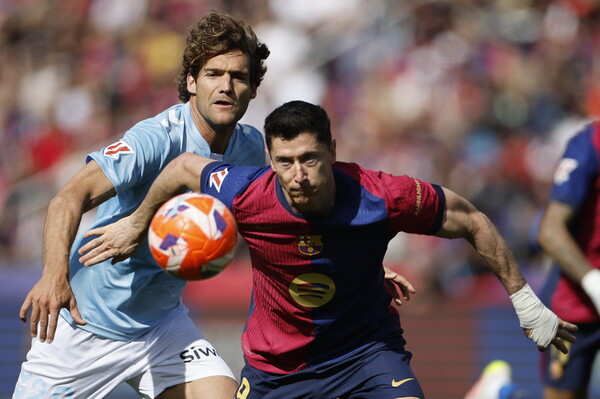 ▲ FC바르셀로나 골잡이 로베르트 레반도프스키가 불의의 부상으로 레알 마드리드, 인테르 밀란전에 나서기 어려울 것이라는 이야기가 나왔다. ⓒ연합뉴스/EPA/AFP