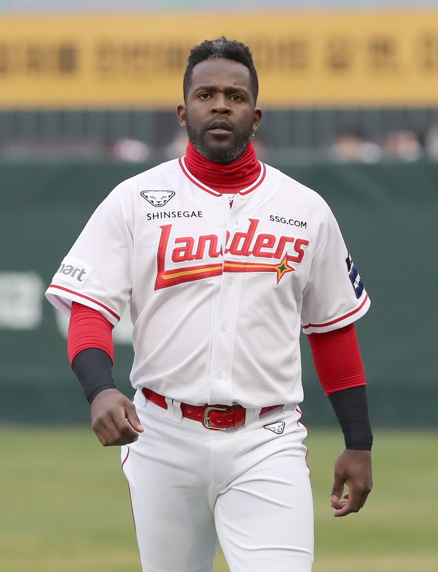 ▲ 허벅지 낭종 제거 수술 후 감염이 발견돼 결국 6주간 결장하는 지난해 타격왕 기예르모 에레디아 ⓒSSG랜더스