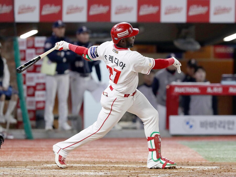 ▲ 한동안 거포형 외국인 선수를 뽑았던 SSG는 고타율에 적당한 파워를 가진 선수로 선회했고, 에레디아는 대성공을 거둔 케이스다 ⓒSSG랜더스