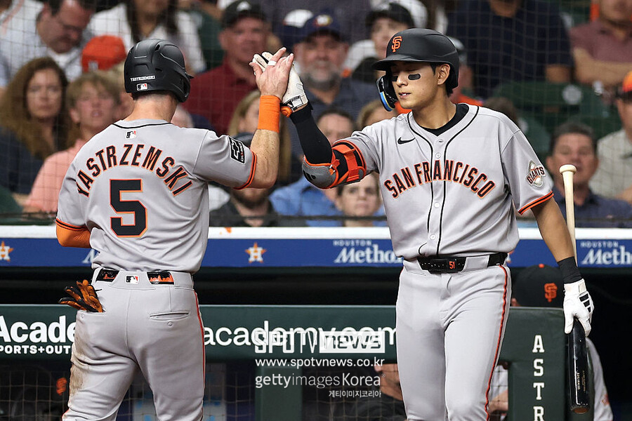 ▲ 이정후(오른쪽)과 야스트렘스키는 올 시즌 샌프란시스코 외야를 든든하게 책임지며 함께 힘을 내고 있다