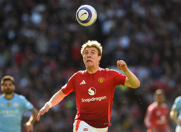 ▲ 맨체스터 유나이티드에 입성한 스트라이커 라스무스 회이룬은 기대에 미치지 못하는 활약으로 퇴출 대상으로 떠올랐다. ⓒ연합뉴스/REUTERS/AFP