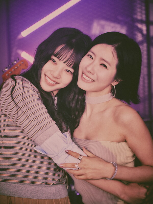 ▲ 박기영(오른쪽)이 떠오르는 신예 윤마치와 '러브홀릭'을 30일 발표한다.