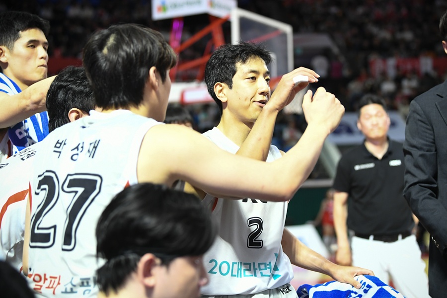 ▲ 허훈에게 수비는 집중된다. 경기를 많이 치를수록 체력은 크게 떨어진다 ⓒ KBL