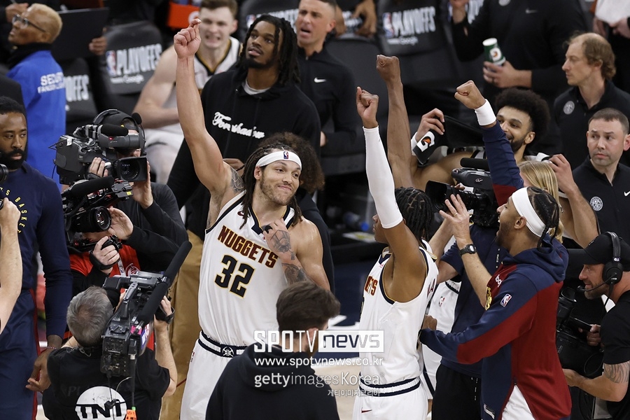 ▲ 애런 고든(왼쪽)이 버저비터 덩크슛을 성공한 뒤 기뻐하고 있다.