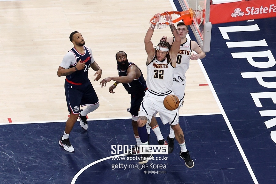 ▲ 비디오 판독으로도 쉽게 판정할 수 없었다. 그만큼 아슬아슬했다.