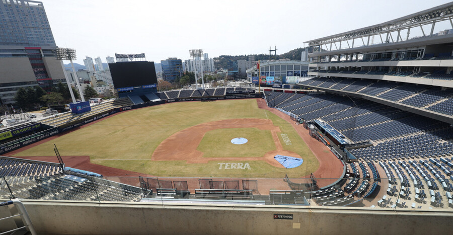 ▲ 텅 빈 창원NC파크. NC는 지난달 29일 경기장에서 발생한 인명사고 이후 NC파크에서 경기를 치르지 못하고 있다. 롯데 자이언츠의 협조로 사직에서 한 차례 홈 3연전을 벌였을 뿐이다.ⓒ연합뉴스