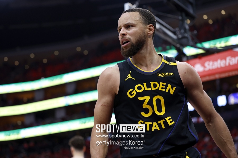 ▲ 스테픈 커리. 햄스트링 부상으로 경기 도중 빠지면서 골든스테이트 워리어스의 남은 시리즈 전망이 어두워졌다.