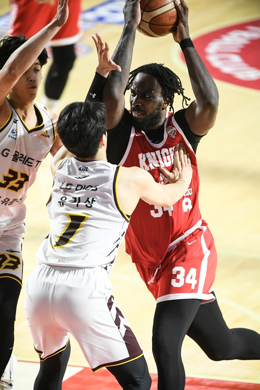 ▲ 자밀 워니(오른쪽)는 외롭다. 국내선수들이 도와줘야 한다 ⓒ KBL