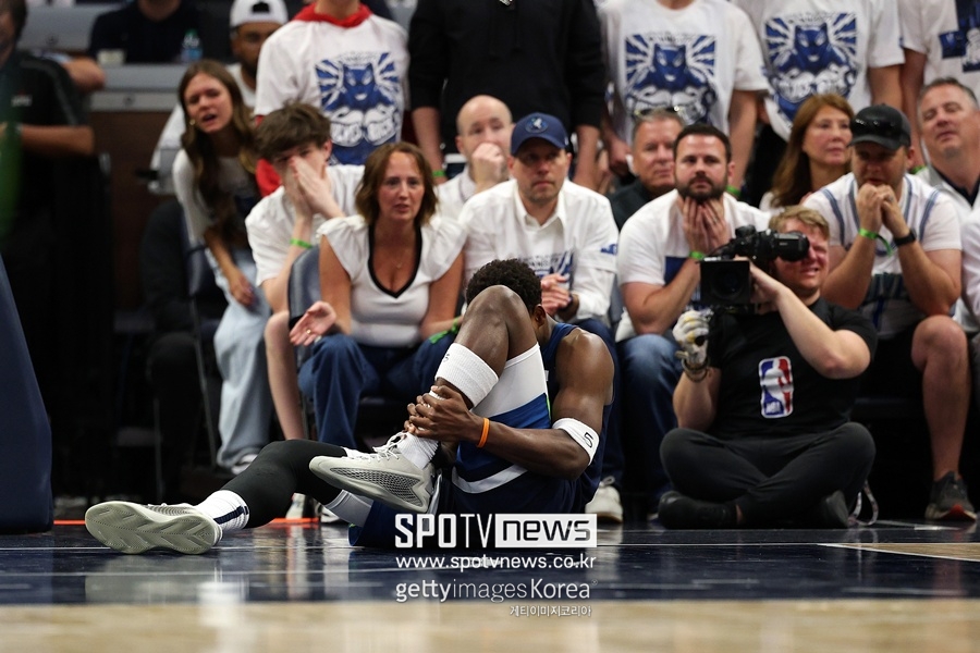 ▲ 2쿼터 중반 골든스테이트 워리어스의 트레이스 잭슨-데이비스가 에드워즈 슛을 블록한 후 착지하는 과정에서 발목을 밟았다. 에드워즈는 쓰러졌고 코트를 떠났다. 다행히 다시 돌아와 무사히 경기를 마쳤다.