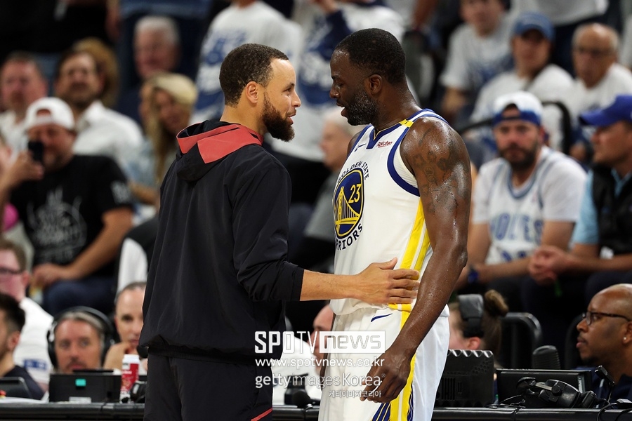 ▲ 스테픈 커리(왼쪽)는 유니폼을 입지 않았다. 언제 복귀할지 모른다.