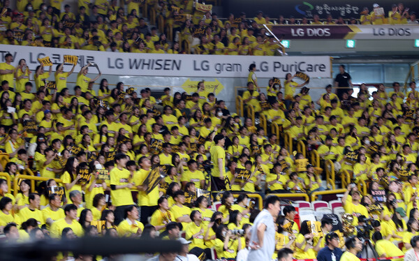 ▲ 전희철 서울SK 감독은 슛을 마음껏 시도하라고 했고 창원LG 대관중 앞에서 3연패 뒤 첫 승리를 수확했다. ⓒ연합뉴스