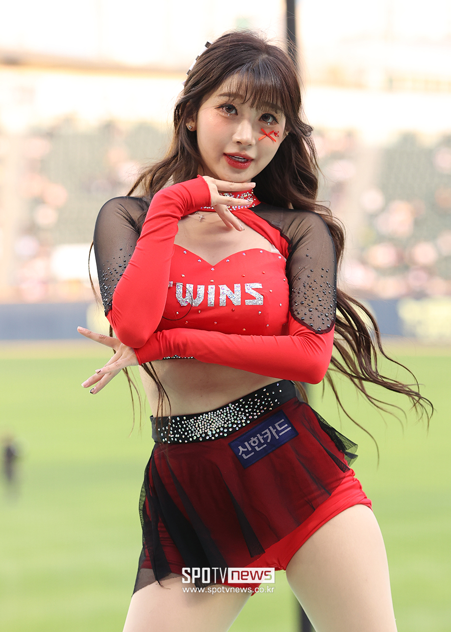 포토S] 이주은 치어리더, 걸그룹 뺨치는 비주얼 < 현장취재기사 < KBO < 야구 < 기사본문 - SPOTV NEWS
