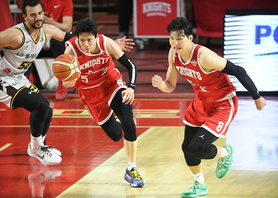 ▲ 김선형(가운데)과 안영준(오른쪽)이 달리고 있다 ⓒ KBL