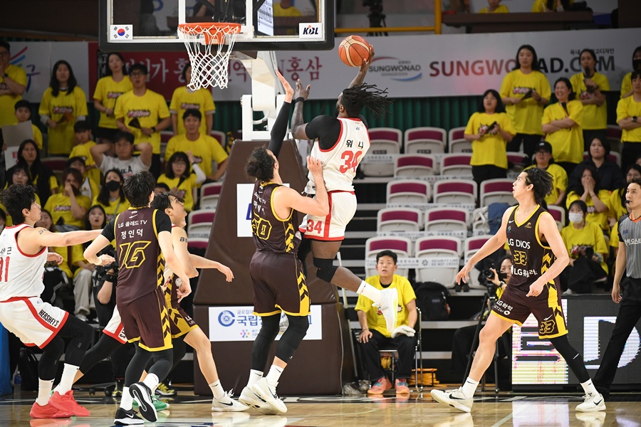 ▲ 워니가 아셈 마레이를 상대로 골밑 돌파를 성공하고 있다 ⓒ KBL