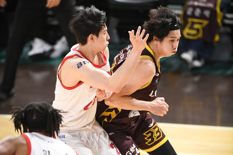 ▲ 칼 타마요(오른쪽) ⓒ KBL