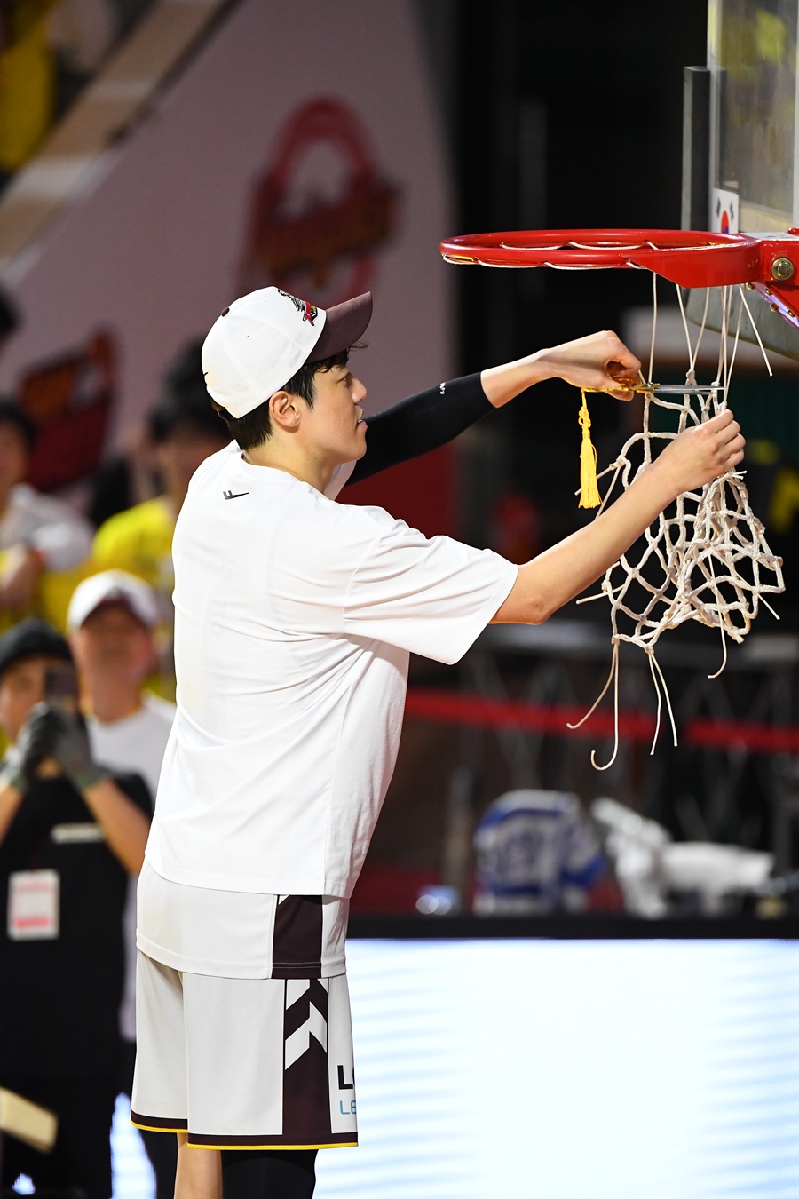 ▲ 허일영이 또 우승컵을 하나 추가했다 ⓒ KBL