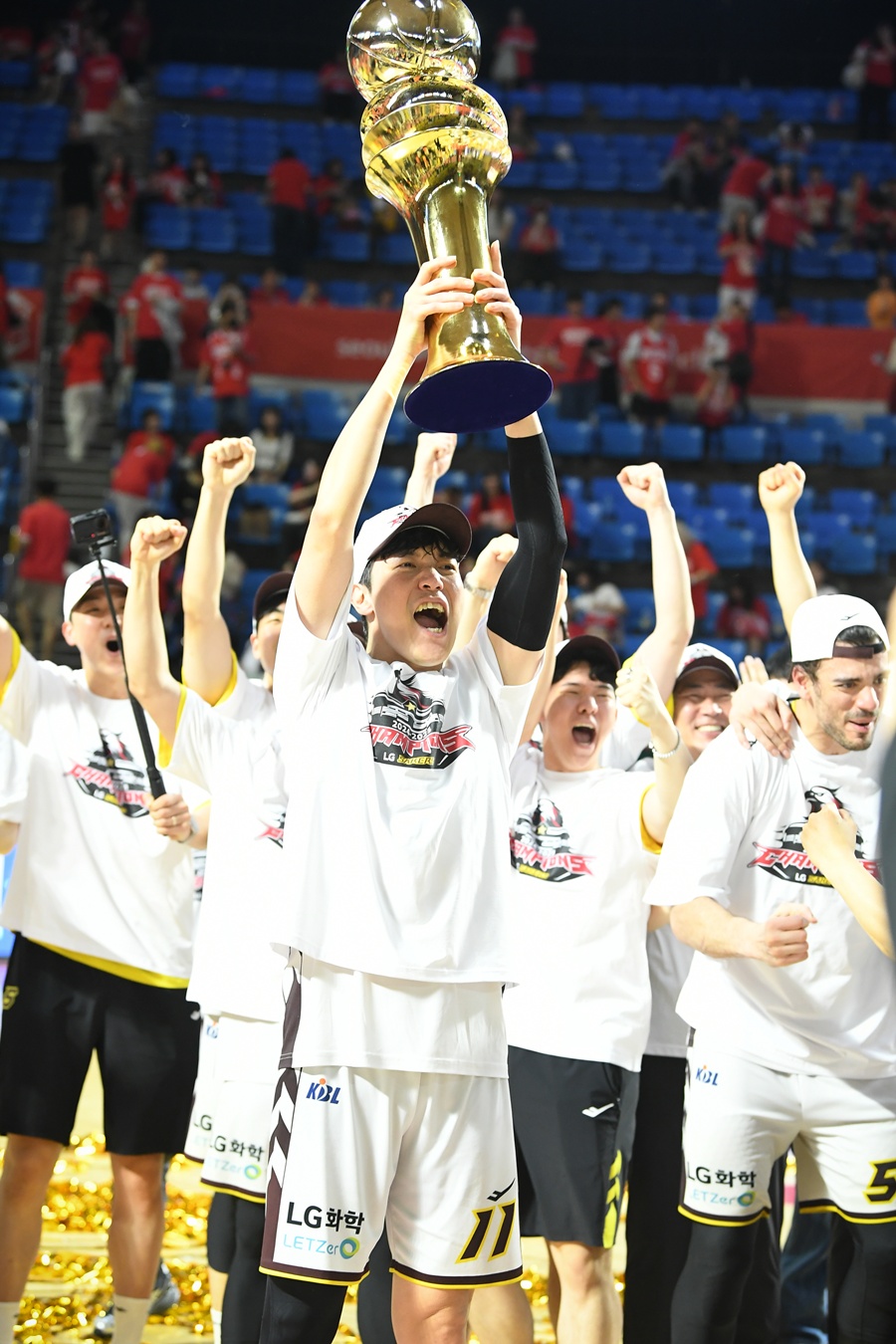 ▲ 약 1년 만에 전혀 다른 위치가 됐다. SK에서 입지가 좁아져 떠났는데, LG에서 챔피언결정전 MVP를 손에 넣었다. 상대는 자신과 결별을 선택한 SK였다 ⓒ KBL