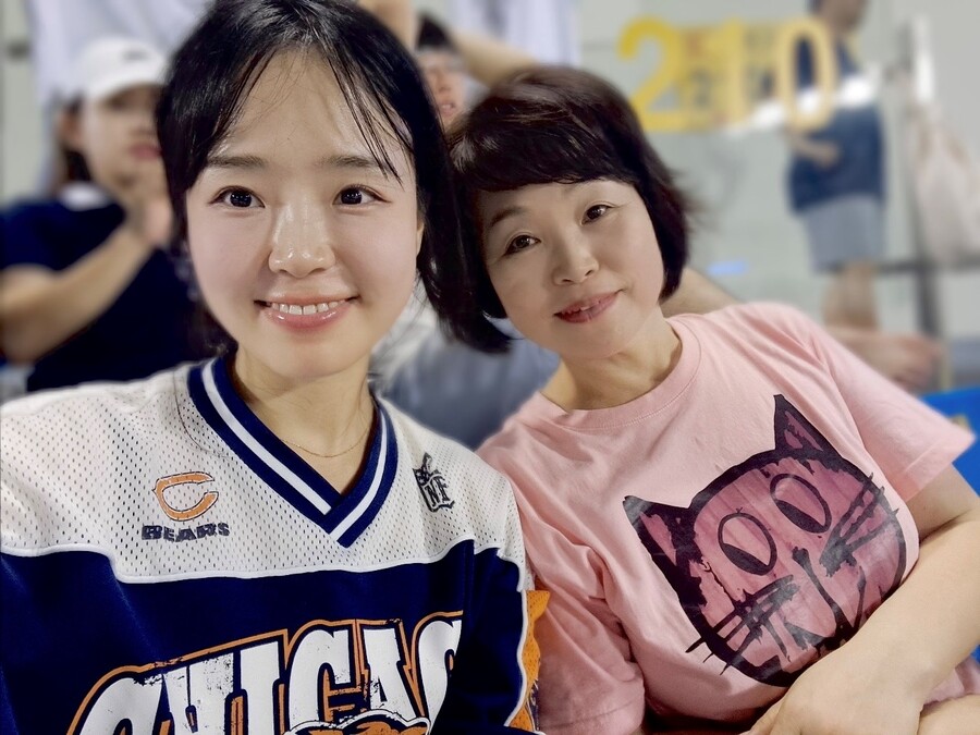 ▲ 두산 팬인 초등교사 정소영씨(왼쪽)가 두잇포유 2호 주인공으로 선정됐다.