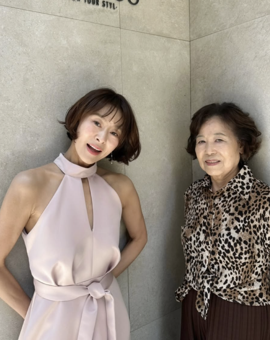 예지원, '충격적 동안' 37년생·90세母와 커플 인증샷 공개 < 연예가