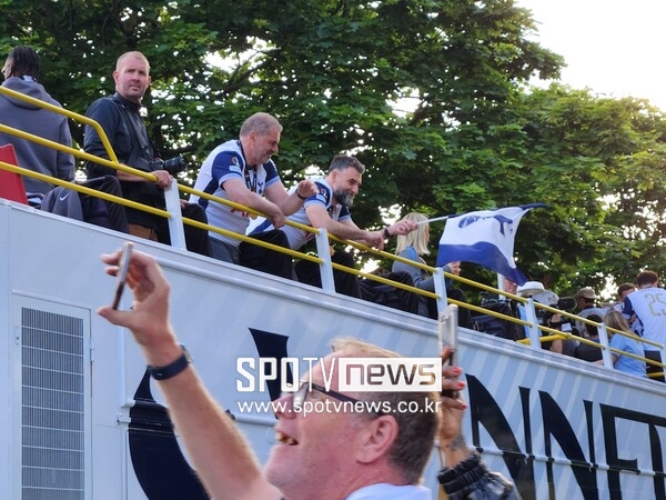 ▲ 엔제 포스테코글루 토트넘 홋스퍼 감독이 우승 버스 행진에서 팬들에게 손을 흔들고 있다.