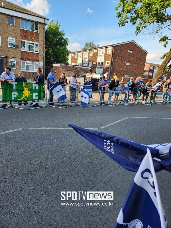 ▲ 토트넘 홋스퍼의 우승 버스 행진에는 호주 출신 팬들도 나와 있었다.