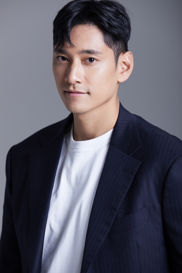 ▲ 소속사와 재계약을 체결한 김요한. 제공|장군엔터테인먼트