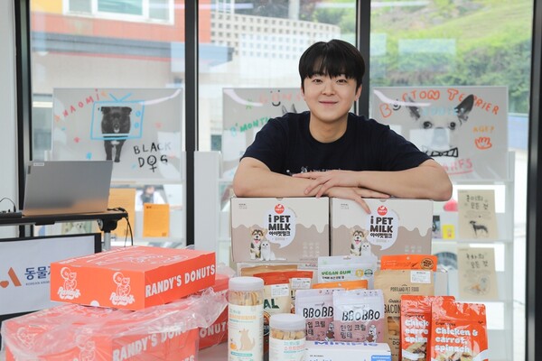 ▲ 최근 동물보호단체를 방문해 봉사활동을 펼친 박민수. 제공|뉴에라프로젝트