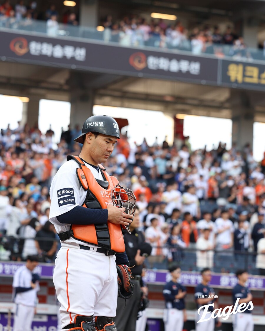 방출→5000만원에 한화행→1억 인상…38세 포수가 156km 마무리 살렸다 