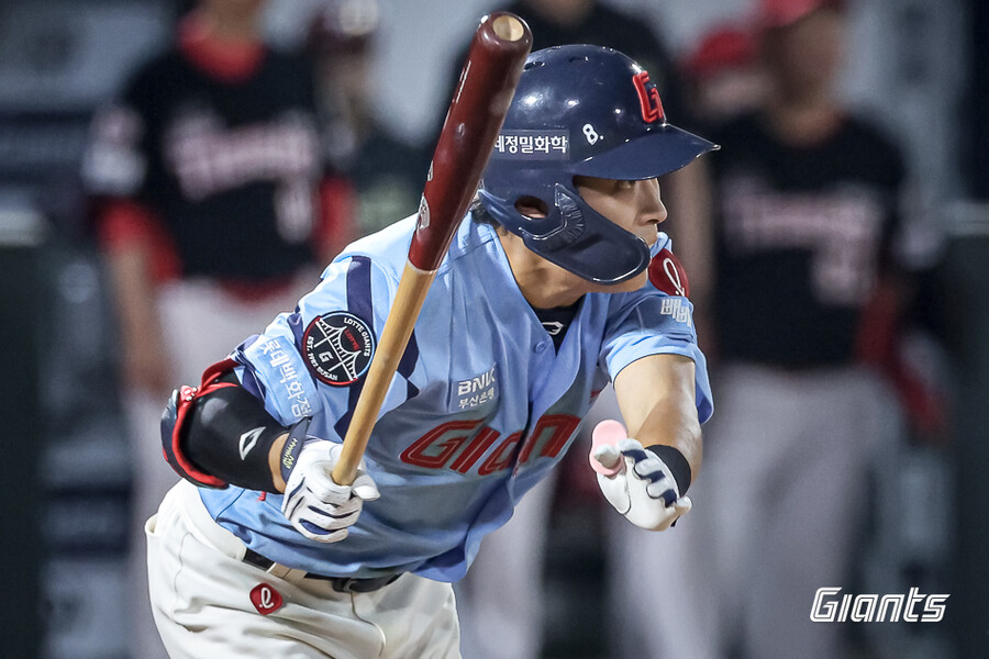 ▲ 지난해에 비해 타율과 출루율이 전반적으로 큰폭의 저하를 보이고 있는 황성빈 ⓒ롯데자이언츠