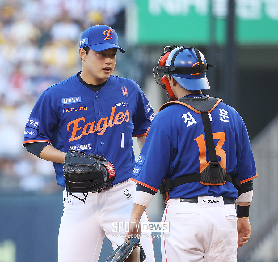 ▲ 문동주 최재훈 ⓒ곽혜미 기자