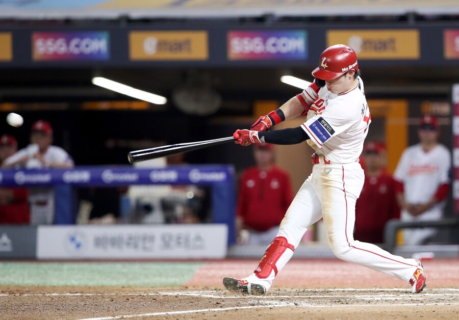 ▲ 10일 사직 롯데전에서 홈런 포함 4안타를 치며 힘을 낸 최지훈 ⓒSSG랜더스