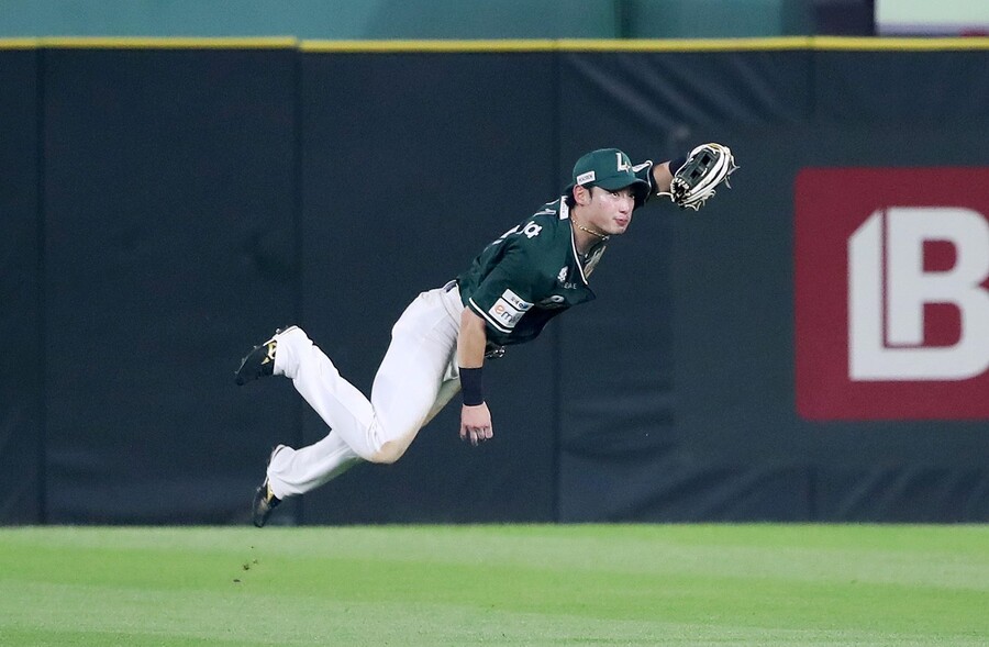 ▲ 최지훈은 팀 수비력은 물론, 기동력과 폭발력애도 밀접한 연관을 지는 키플레이어다 ⓒSSG랜더스