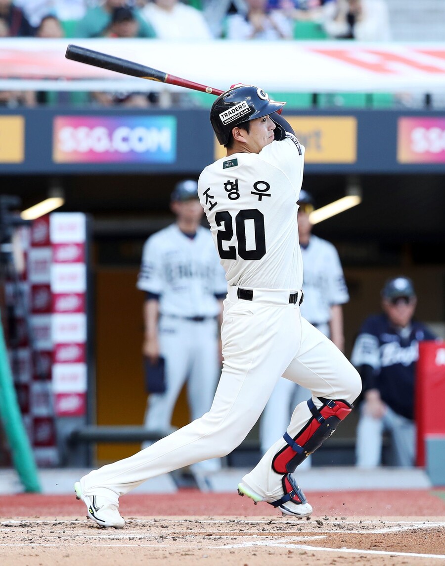 ▲ 10일 사직 롯데전에서 홈런 포함 4안타 맹타를 터뜨리며 팀의 대승을 이끈 조형우 ⓒSSG랜더스