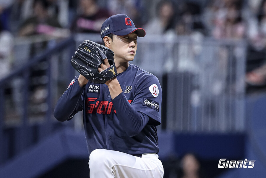 ▲ 불펜 전향이 신의 한 수가 되며 이제는 리그를 대표하는 구위파 불펜으로 거듭날 조짐을 보이는 윤성빈 ⓒ롯데자이언츠