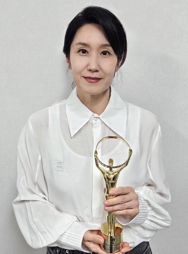 ▲ 말레이시아 국제영화제에서 여우조연상을 받은 박미현. 제공|새벽엔터테인먼트