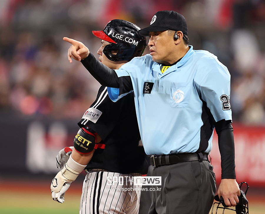 ▲ 박기택 주심, 박동원 ⓒ곽혜미 기자