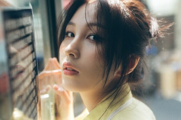 ▲ 13일 달콤한 러브송 '화이트 와인'을 한국어와 영어 버전으로 공개하는 권진아. 제공|어나더