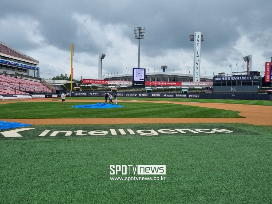 ▲ 수원케이티위즈파크는 겉보기로는 멀쩡해보였지만 그라운드 내부가 이미 완전히 망가진 상태로 결국 취소 결정이 내려졌다 ⓒ김태우 기자