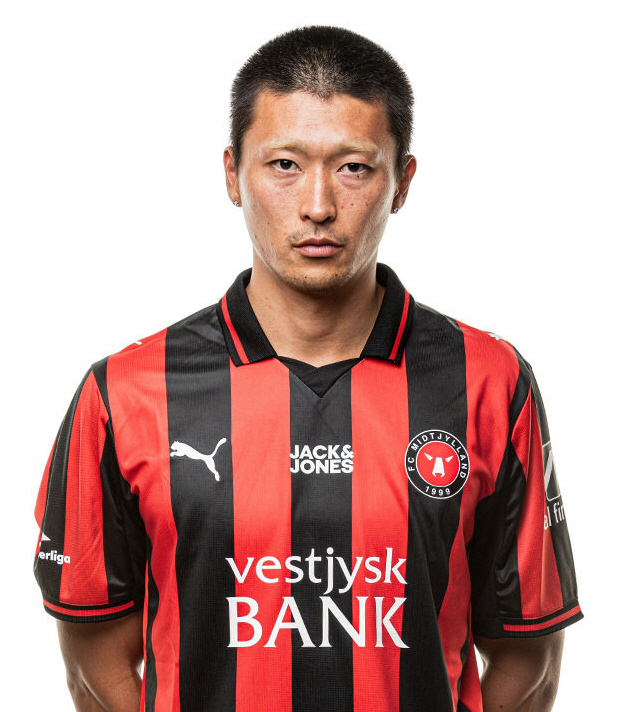 ▲ 월드컵 맹활약을 바탕으로 조규성은 유럽의 관심을 받게 됐고, 그 결과 2023-24시즌을 앞두고 미트윌란으로 전격 이적했다. 조규성은 미트윌란 입단 첫 시즌부터 완벽히 주전을 꿰찼다. 모든 대회 35경기에 출전해 13골과 4도움을 기록했다. 다만 성공적인 1년차 이후 수술 합병증으로 오래 쉬고 있다. ⓒ 미트윌란