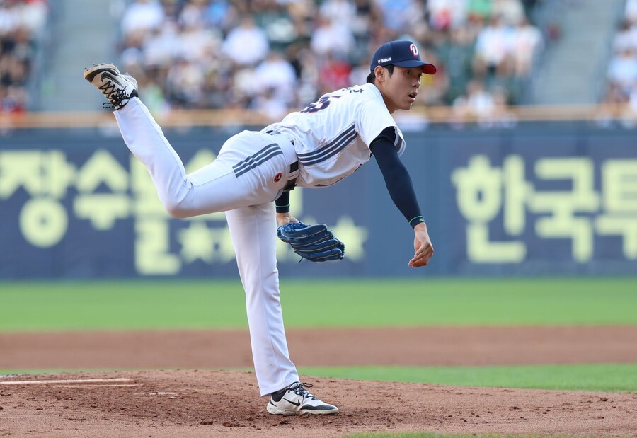 ▲ 윤태호는 이날 평균 150km 이상의 빠른 공과 슬라이더, 커브까지 다양한 구종 모두 합격점을 받았다 ⓒ두산베어스