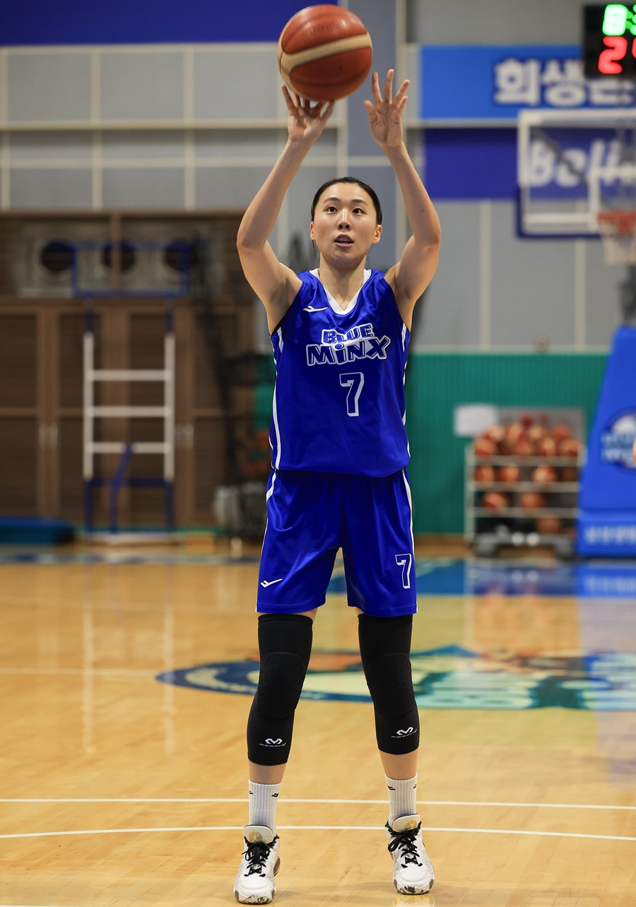 ▲ 15일 연습경기서 3점슛 7개 던져 3개를 넣었다 ⓒ 용인 삼성생명