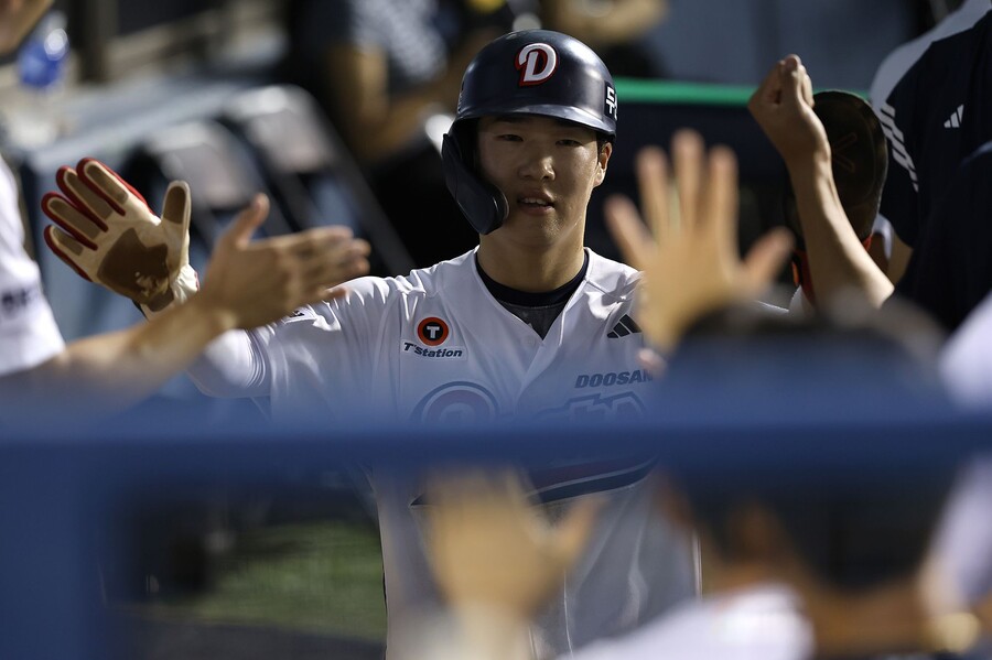 ▲ 8회 2사 만루에서 2타점 역전 결승타를 친 조수행 ⓒ두산베어스